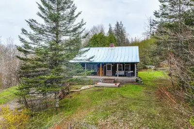 Image de 2 Mi to Lake Willoughby: Peaceful Log Cabin!