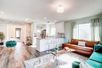 Image de The Montecito Midpoint — 3br 2ba — central — Insta-worthy — 100\" Tv