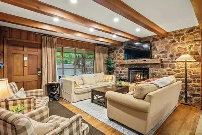 Image de The Horseshoe Hideaway | Lake Harmony Cabin w/ Hot Tub & Game Porch