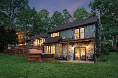 Image de Shady Daze: Waterfront Home w/ Deck, Hot Tub & Lake Views