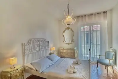 Image de Spacious apartment downtown and a 10-minute walk to the beaches