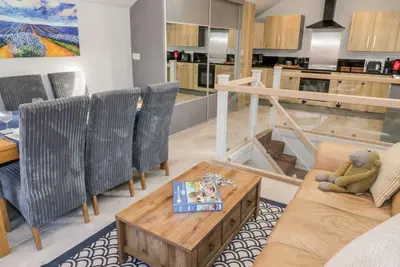 Image de Entire cottage close to Coventry city centre. 4 en-suite bedrooms, gated parking