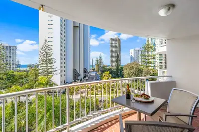 Image de Ocean view apartment king bed + sofa bed sleeps 4 Surfers Paradise