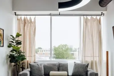 Image de Stylish 2br/2ba Retreat with Capitol Views – Prime Downtown Location