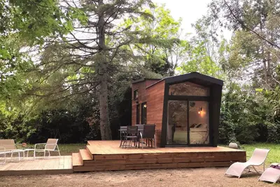 Image de Tiny House  dans parc avec piscine, déconnexion garantie proche centre Avignon!