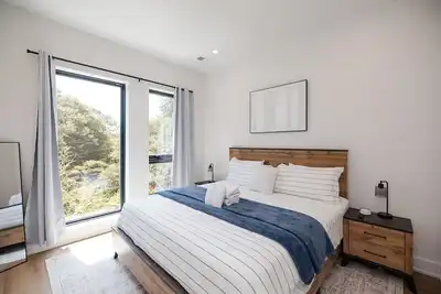 Image de Turf Rooftop + Sleeps Up to 16 If Renting Multiple Units! Unit B