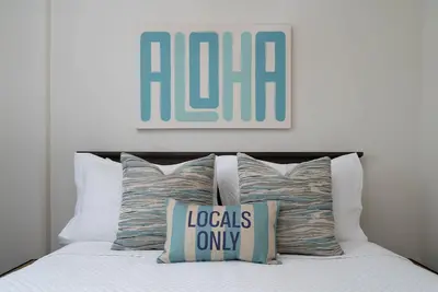 Image de Cozy suite just 1 block from beautiful Waikiki Beach! Free parking nearby!