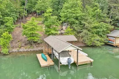 Image de 3 Bedrooms, 1 Flex Room, 4 Bathrooms! Come Visit 'Lake-A-Licious'!
