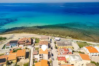 Image de Grand appartement en bord de mer avec patio à Lu Bagnu