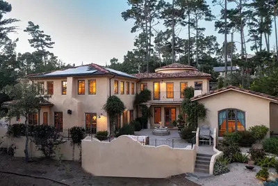 Image de This house is a 5 bedroom(s), 5 bathrooms, located in Pebble Beach, Ca.
