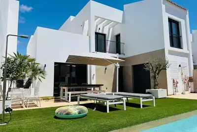 Image de Modern, tasteful villa, 7 minutes from the Mediterranean beach, near Alicante