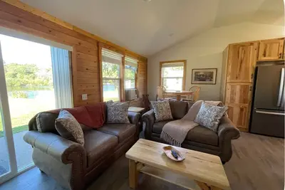 Image de Legacy farm waterfront cottage in welcoming Eau Claire with WiFi, Ac