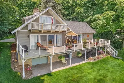 Image de Lakefront Chalet on Big Lake – 4br Retreat with Dock & Beautiful Views