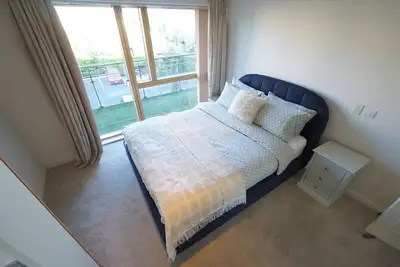 Image de Bright 2 bedroom apartment with convenient transportation