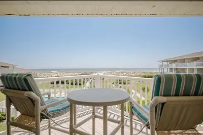 Image de Oceanview Bliss: Walk to Everything from this Cheerful Beachfront Condo