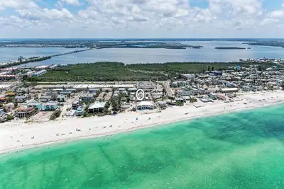 Image de Charming Beachside Condo – Palm Isle Village | Island Real Estate