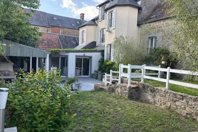 Image de Maison avec jardin clos en plein centre bourg. Animaux bienvenus.