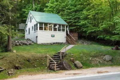 Image de Charming 2-bedroom cottage within walking distance of the lake and all the shops