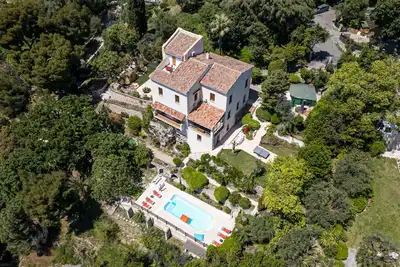 Image de Villa conviviale à Nice – Superbe vue, piscine et jeux en plein air