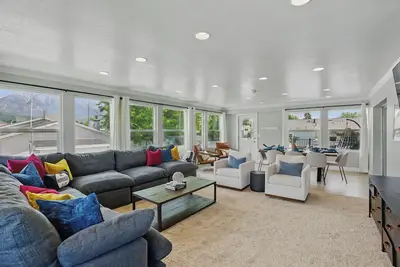 Image de The Homebody Club- Sleeps 16, Xbox, Poker, 6 Bed