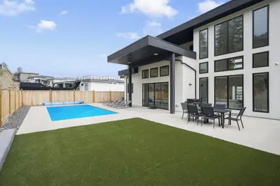 Image de Lake views, Pool & Retreat Backyard patio + Bbq!