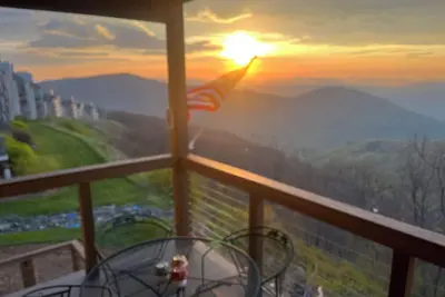 Image de Breathtaking mountain views in a 2-bedroom condo at Wintergreen Resort
