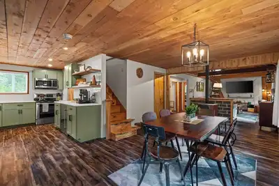 Image de Riverfront Luxury Cabin-Hot Tub-Ev-Deluxe Kitchen-WiFi