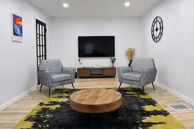Image de Extravagant 2-bedroom house in Niagara Falls with desirable amenities.