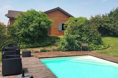 Image de Chalet en bois avec piscine privative. \nAnimaux acceptés