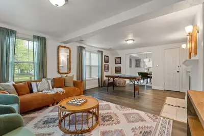 Image de 4bd Home - 3min to Und - Cozy Yard - Pingpong