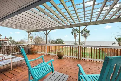 Image de 2-bedroom 2 bath. . 4 beds total Amazing Waterfront condo w/310 ft lit pier