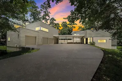 Image de 5br+ Modern Home, Pool, Gym, 2 Kitchens, 1 Acre Estate.