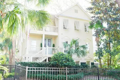 Image de Large home steps to restaurants and the pier!