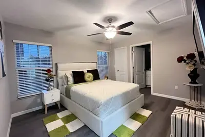 Image de 2 Bedrooms/2 Baths modern and comfortable home only 1. 5 hours from Orland