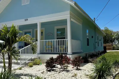 Image de Cozy & Modern Coastal Retreat- Steps from the Sponge Docks!
