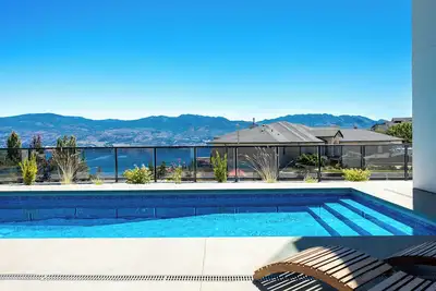 Image de Pool/Hot-tub+ Shower Sauna & Lake views!