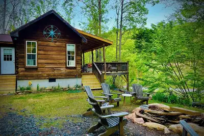 Image de Charming riverfront 2-bedroom cabin with hot tub, WiFi, Ac in Green Mountain Nc
