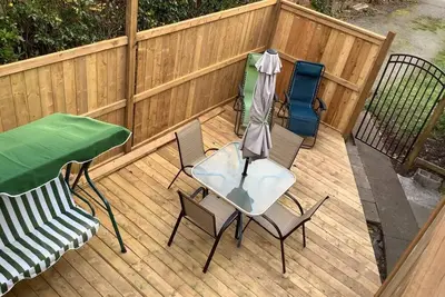 Image de Two-bedroom plus one den suite w/ five beds & spacious parking lot close to UVic