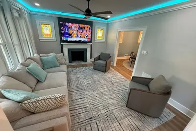 Image de Lux 4-Bed Pittsburgh Gem w WiFi, Fenced Yard! Close to everything Pittsburgh!