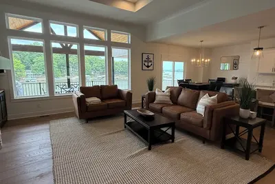 Image de Stunning New Lakefront home located right on the Waters Edge Lake of the Ozarks