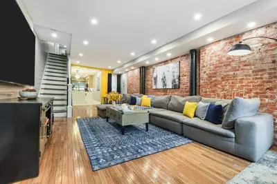 Image de ★★HostWise Stays★★ Stylish 4br, Espresso, 85\" Tv, Fireplace, More!