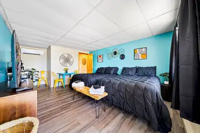 Image de Comfortable Motel Room–2 Full Beds, Pool & Parking