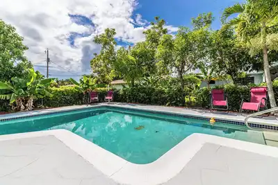 Image de Spacious 5-bedroom, 2-bath home in picturesque El Portal, complete with Ac