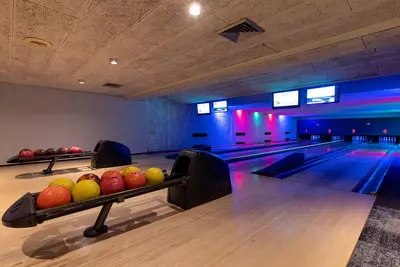 Image de Table Tennis, Game Room and Garden Walks with Convenient Free Parking