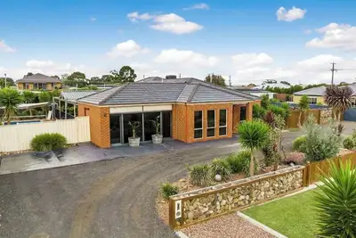 Image de Modern family home with pool
