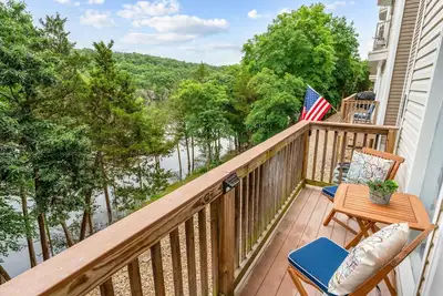 Image de *Dream Shore* Gorgeous Remodeled 2br/2ba *Lake Front*