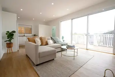 Image de 5 mins walk to Beach - Modern Beachy Escape. Netflix, Full Kitchen, Comfy Beds!