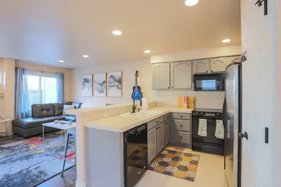 Image de 4br home w/ garage parking
