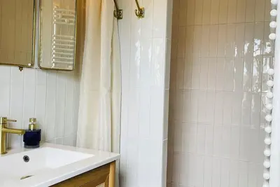 Image de Suite Bord de Mer (Jacuzzi & Sauna) - 1 minute de la plage et des commerces