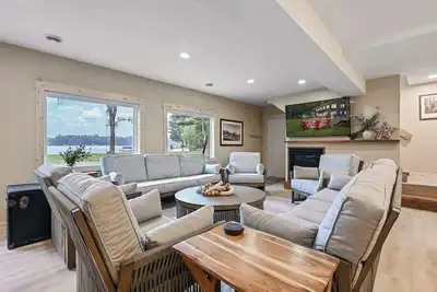 New Listing! Sand Bar Resort – Updated 5br with Lake Views & Big Yard